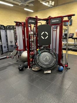 Life Fitness multifunkcijska naprava Synrgy + 4 Stack Station Red