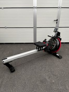 Life Fitness veslaška naprava GX Rower