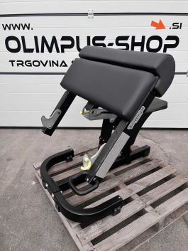 Technogym Pure Strength klop za upogib komolca Scott Bench